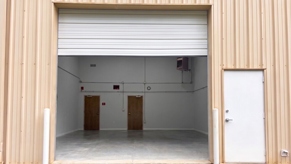 More Photos Of 10821 Plantside Dr, Louisville Light Manufacturing For Lease