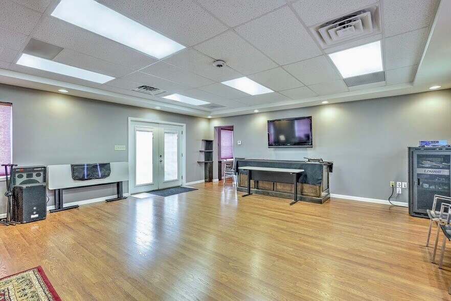 More Photos Of 719 Coshocton Ave, Mount Vernon Office For Sale