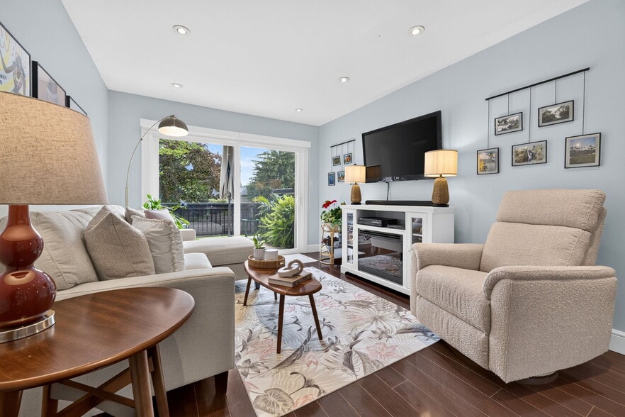 More Photos Of 10 Lincoln St, Ajax Apartments For Sale