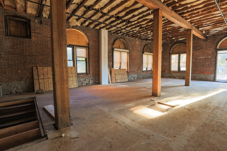 More Photos Of 153 Main St, Ansonia Warehouse For Lease