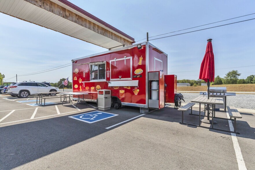 More Photos Of 2120 Old Highway 431 S, Greenbrier Freestanding For Sale