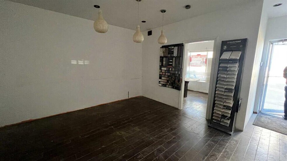 More Photos Of 5150 47th St NE, Calgary Auto Repair For Sale