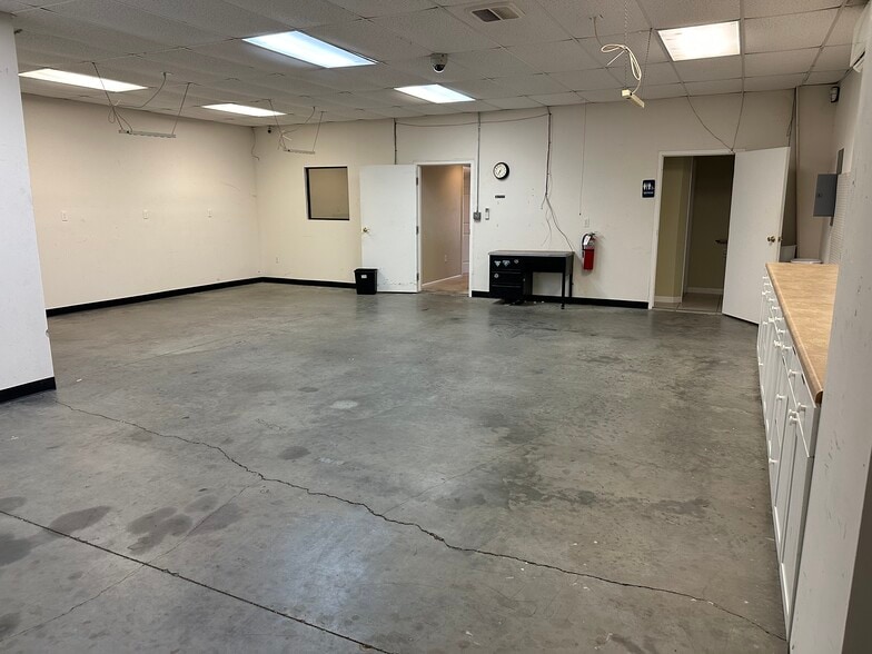 More Photos Of 110 Crossway Rd, Tallahassee Warehouse For Lease