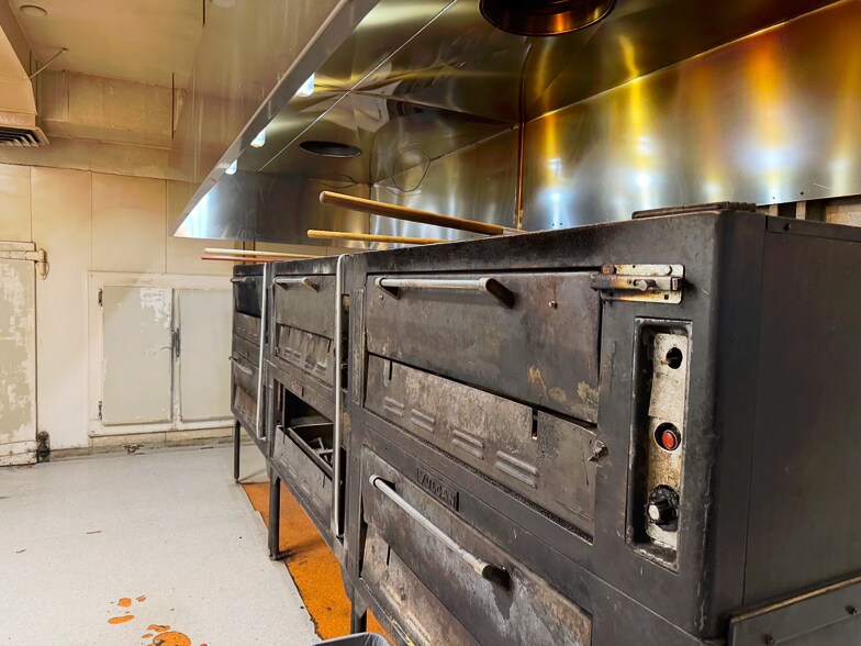 More Photos Of 4200 River Rd N, Salem Restaurant For Sale