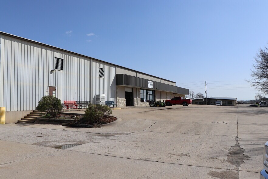 More Photos Of 1500 S 169 Hwy, Smithville Manufacturing For Lease