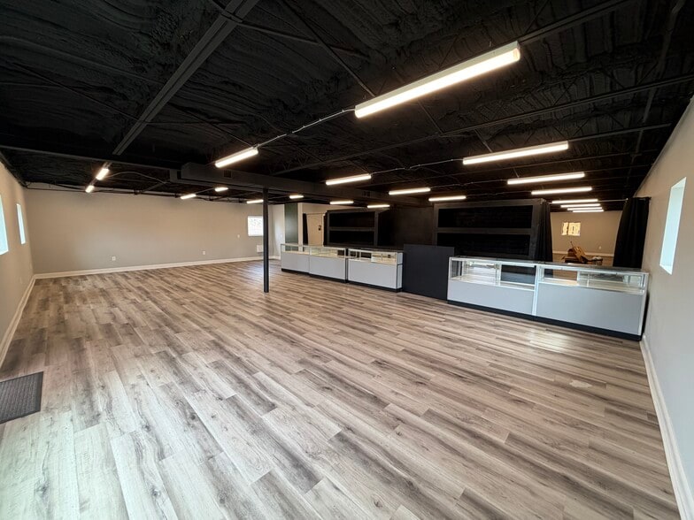 More Photos Of 137 W Broadway, Gallatin General Retail For Lease