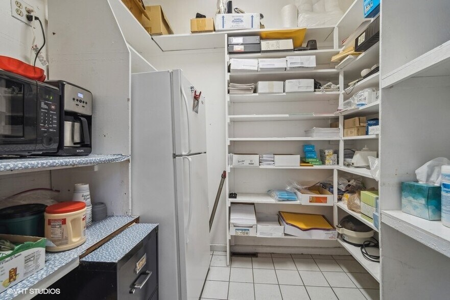 More Photos Of 2028-2104 Oakton St, Park Ridge Medical For Lease