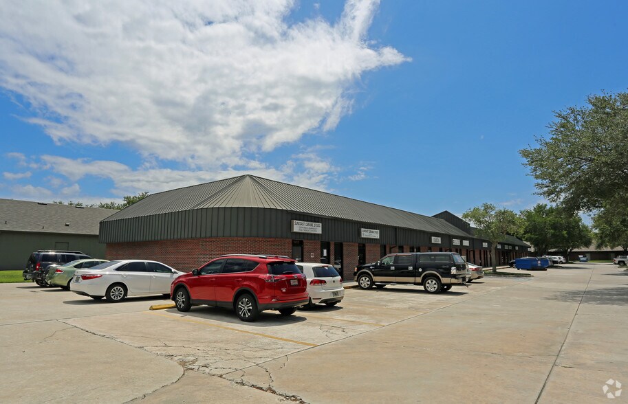 Primary Photo Of 1415-1441 Oakfield Dr, Brandon Office For Lease