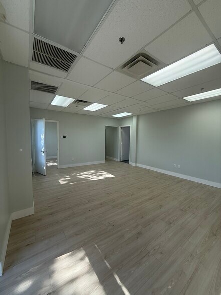 More Photos Of 342 Pike Rd, West Palm Beach Warehouse For Lease