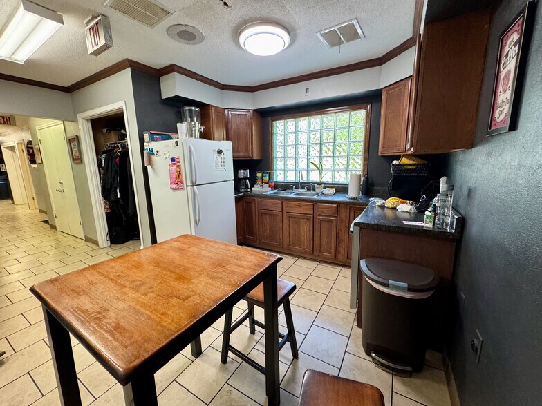 More Photos Of 5149 Wheelis Dr, Memphis Freestanding For Sale