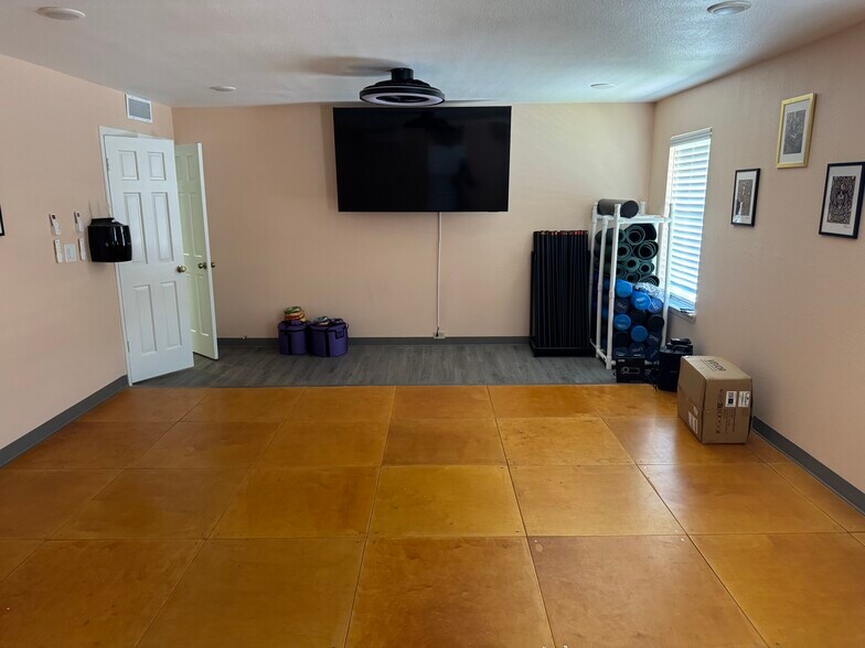More Photos Of 1907 Goliad Rd, San Antonio Freestanding For Lease