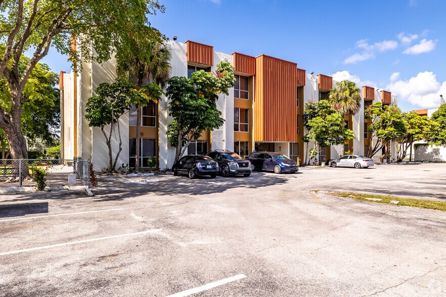 More Photos Of 540 NW 165th St, Miami Office For Lease