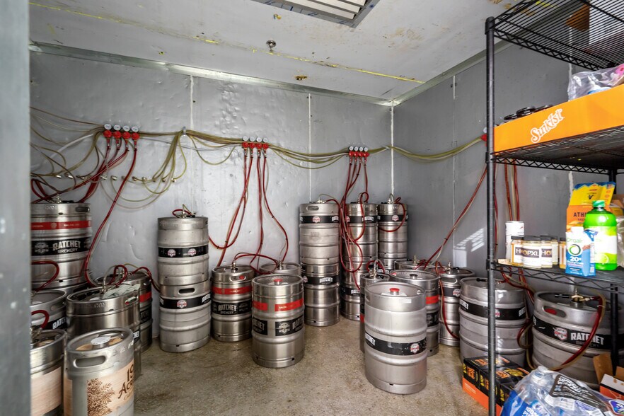 More Photos Of 2425 25th St SE, Salem General Retail For Sale