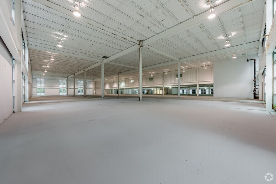 More Photos Of 173 Industry Dr, Pittsburgh Showroom For Lease