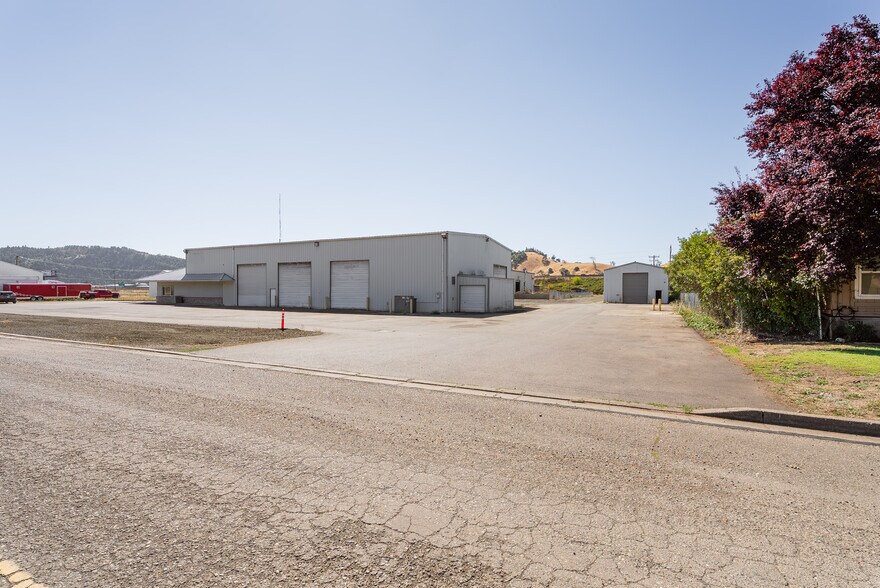 More Photos Of 180 Weyerhaeuser Dr N, Roseburg Warehouse For Sale