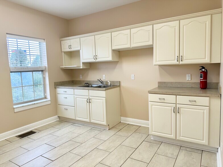 More Photos Of 104 Progress Dr, Frankfort Office For Sale