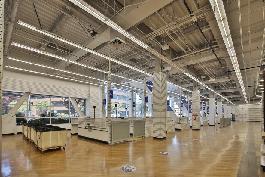 More Photos Of 11854 W Olympic Blvd, Los Angeles Freestanding For Lease