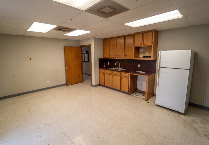 More Photos Of 1404 E Rio Grande St, Victoria Warehouse For Sale