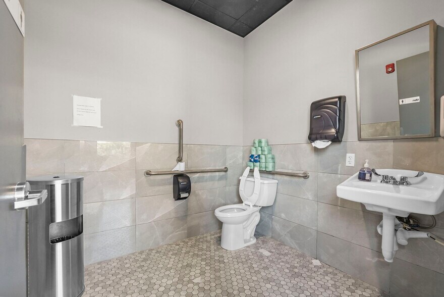More Photos Of 530-540 Bergen Blvd, Ridgefield Office For Sale