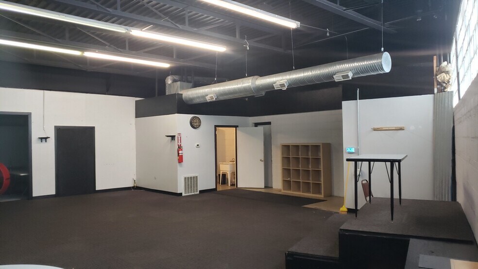 More Photos Of 2322 Charles St, Rockford General Retail For Sale