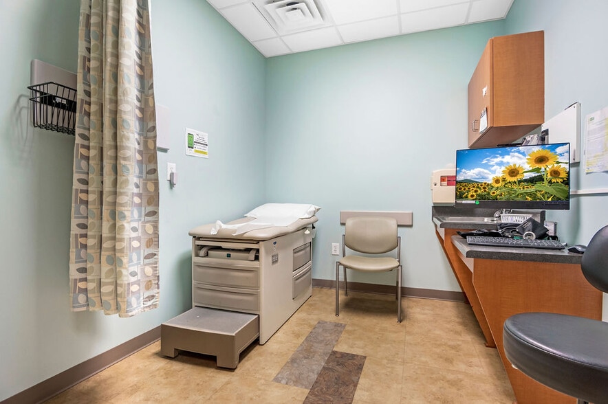 More Photos Of 4275 Western Blvd, Jacksonville Medical For Sale