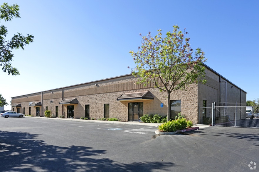 More Photos Of 4933 W Jennifer Ave, Fresno Warehouse For Lease