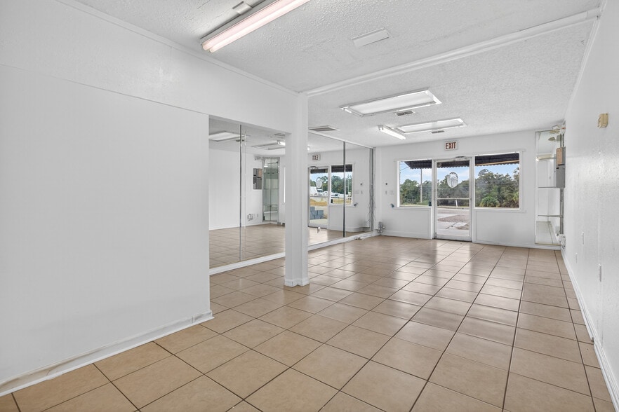 More Photos Of 18508-18510 US Highway 19, Hudson Light Manufacturing For Lease