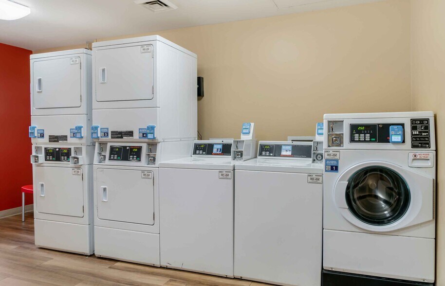 More Photos Of 2100 Featherstone Rd, Auburn Hills Hotel For Sale