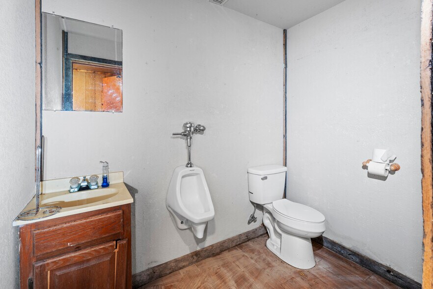 More Photos Of 26601 S 655 Rd, Grove Freestanding For Sale