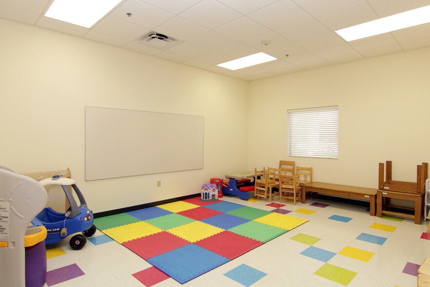More Photos Of 8955 South Fwy, Houston Schools For Lease