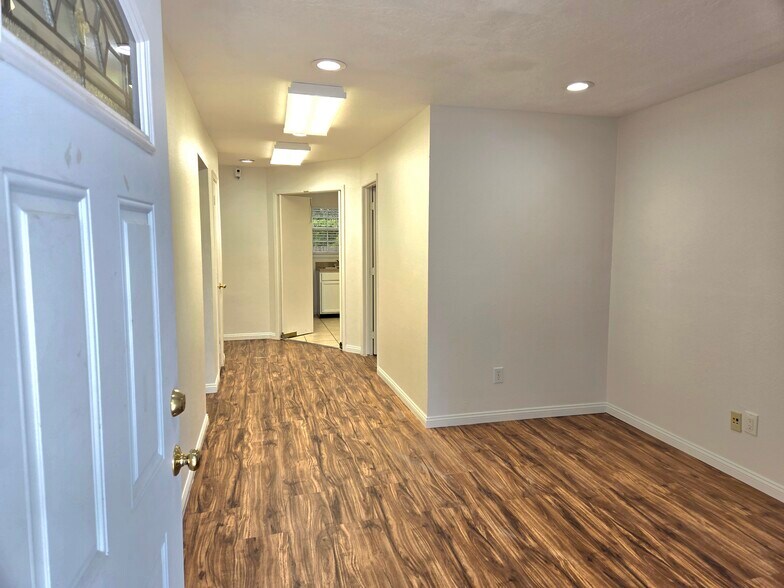 More Photos Of 1324 Avenue D, Katy Medical For Sale