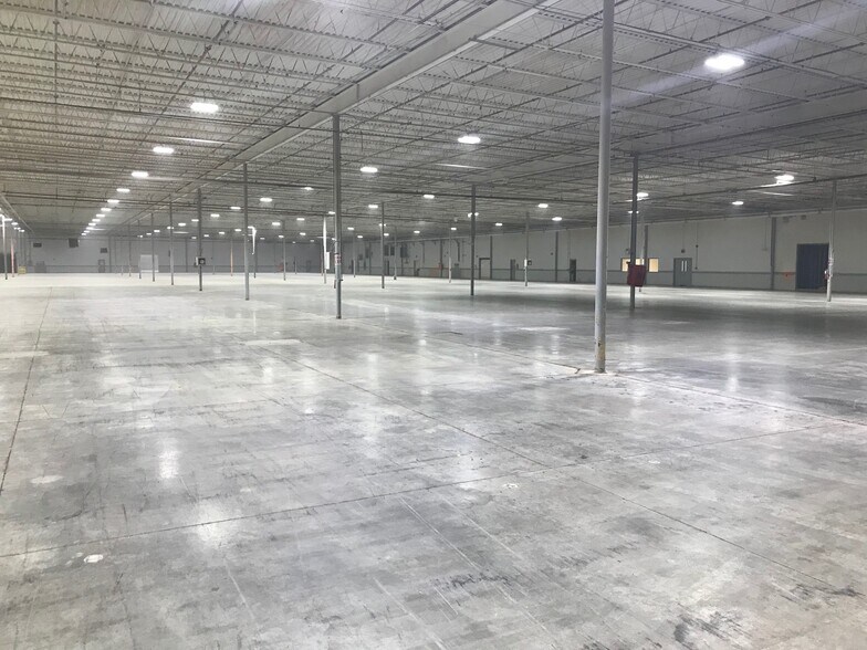 More Photos Of 32 Rabbit Trl, Edgefield Warehouse For Lease