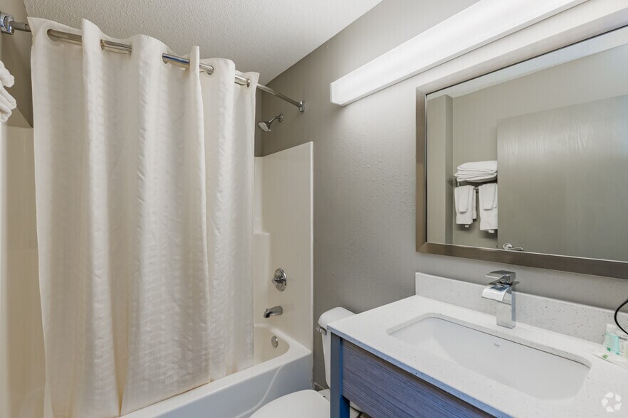 More Photos Of 2049 Leesburg Grove City Rd, Mercer Hotel For Sale