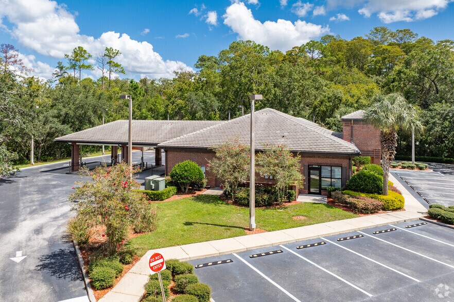 More Photos Of 4949 Ridgemoor Blvd, Palm Harbor Bank For Lease