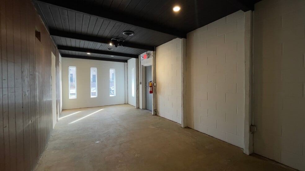 More Photos Of 204 N 13th Steet, Saint Charles Flex For Lease