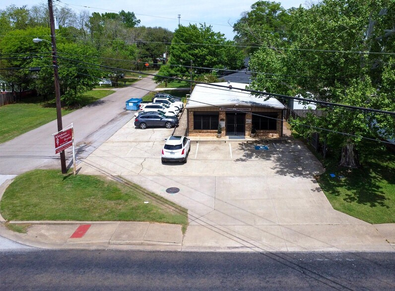 More Photos Of 104 W Main St, Whitehouse Veterinarian Kennel For Sale