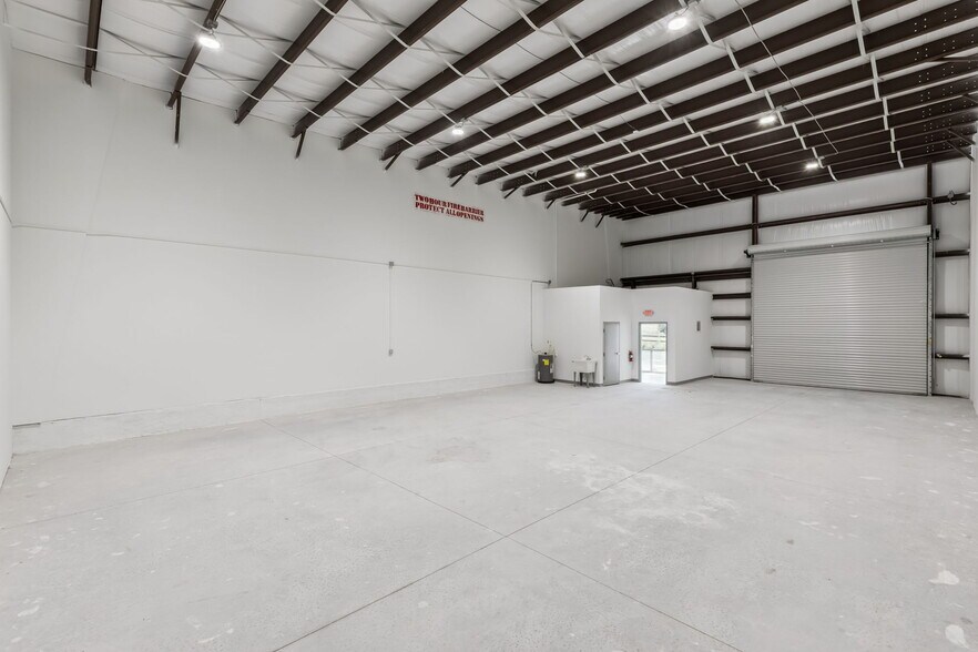More Photos Of 7120 Sampey Rd, Groveland Business Park For Lease