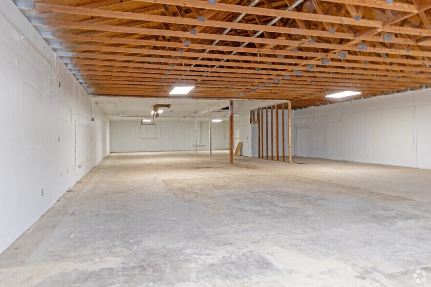 More Photos Of 11110 Bluff Bend Dr, Austin Warehouse For Lease