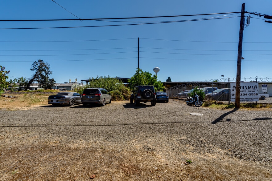 More Photos Of 1350 Ivy St, Junction City Office For Sale