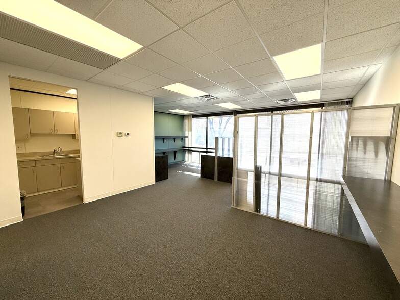 More Photos Of 838 W Long Lake Rd, Bloomfield Hills Office For Lease