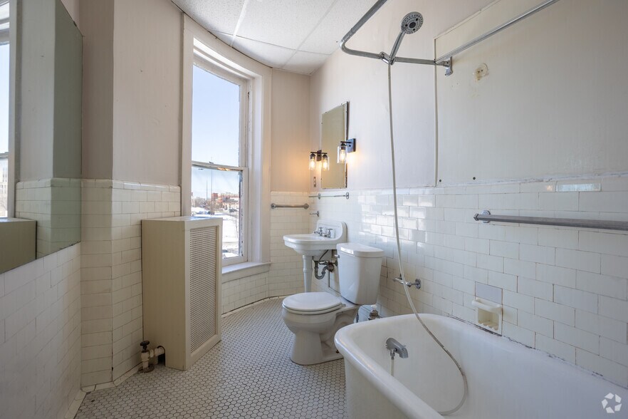 More Photos Of 814 Center Ave, Bay City Apartments For Sale