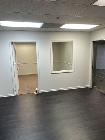 More Photos Of 2409 Sycamore Dr, Knoxville Showroom For Lease