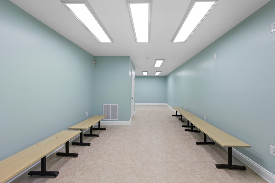 More Photos Of 5420 Hickory St, Panama City Office For Sale