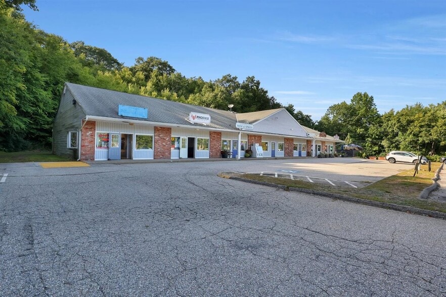 More Photos Of 32 E Hampton Rd, Marlborough Freestanding For Lease