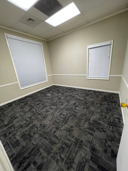 More Photos Of 702 Chastain Blvd W, Glencoe Warehouse For Lease