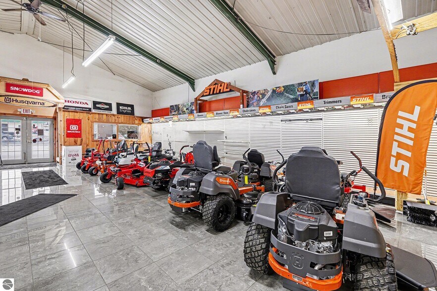 More Photos Of 414 S Mitchell St, Cadillac General Retail For Lease