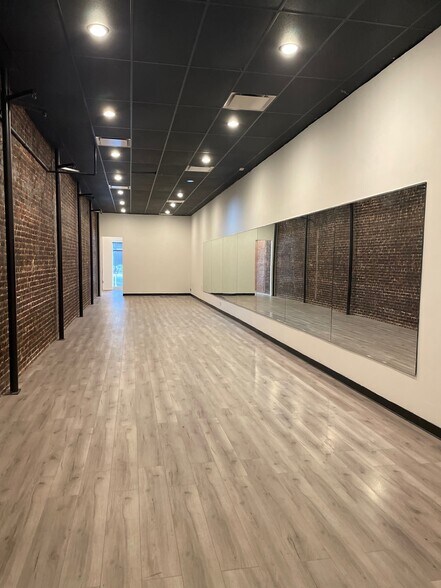 More Photos Of 2234-2236 Honolulu Ave, Montrose Storefront For Lease