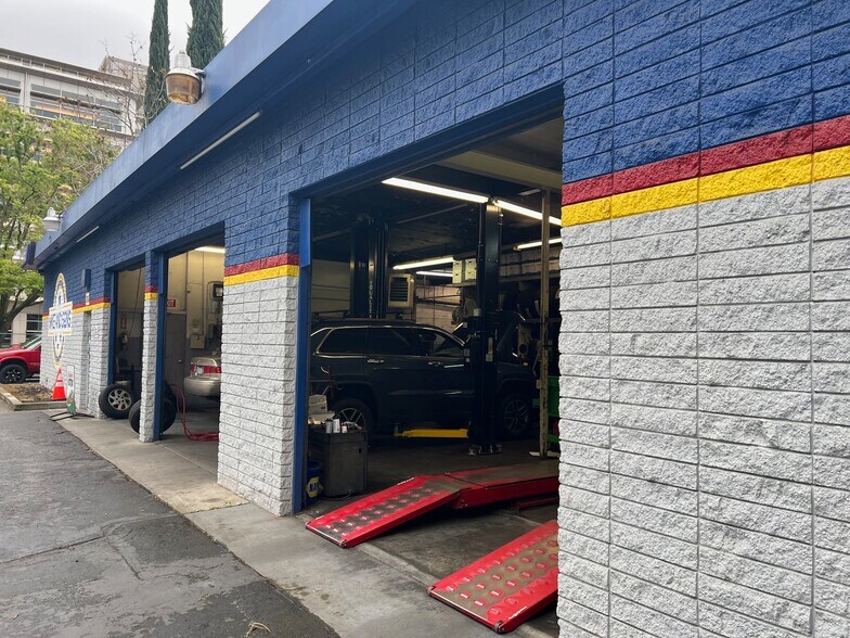Primary Photo Of 226 Q St, Sacramento Auto Repair For Lease