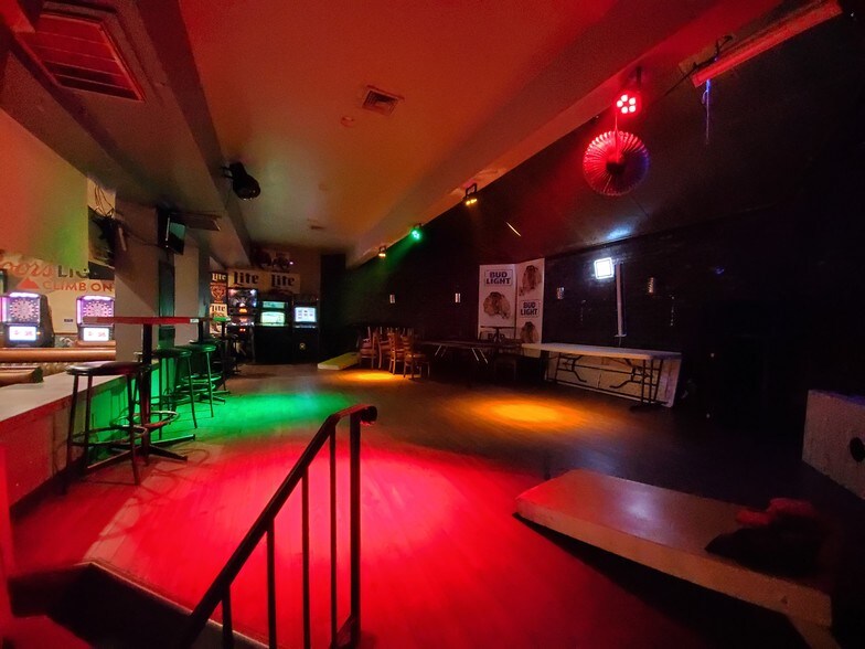 More Photos Of 1027 Sheffield Ave, Dyer Restaurant For Sale