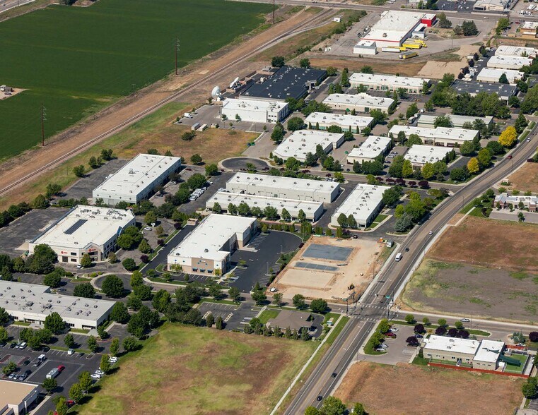 More Photos Of 9925-9939 Emerald St, Boise Flex For Lease
